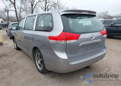2012 Toyota Sienna Base V6 7 Passenger z USA, uszkodzony, nr VIN 5TDZK3DC0CS264067